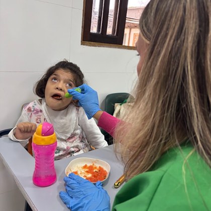 Profissional da Hippus Aldeia durante atendimento de nutrição com uma criança