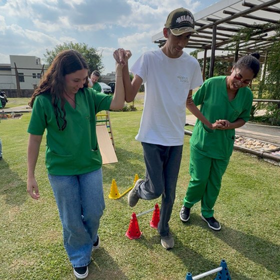 Atividade de psicomotricidade na Hippus Aldeia: equipe auxiliando uma criança em circuito motor