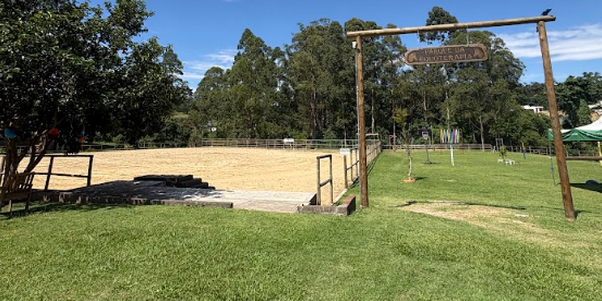 Parque da Equoterapia da Hippus Aldeia, cercado por árvores da Aldeia da Serra