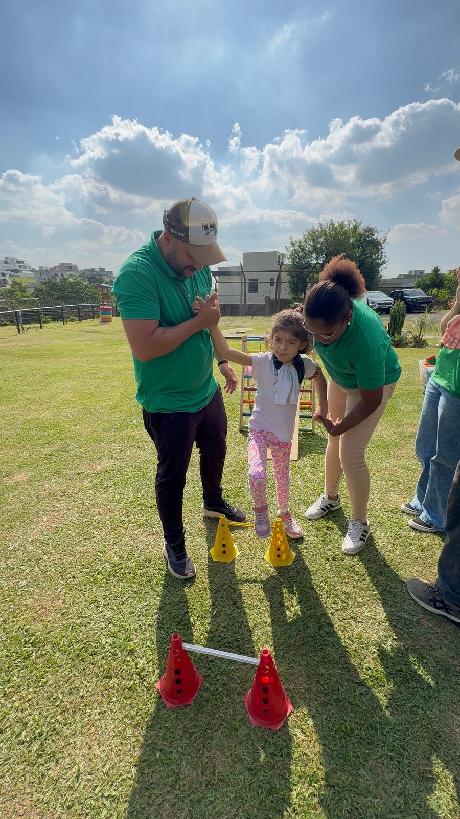 Equipe da Hippus Aldeia acompanhando uma criança em atividade de equilíbrio ao ar livre