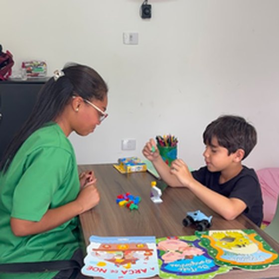 Atendimento de neuropsicopedagogia na Hippus Aldeia: terapeuta e criança em atividade de aprendizagem