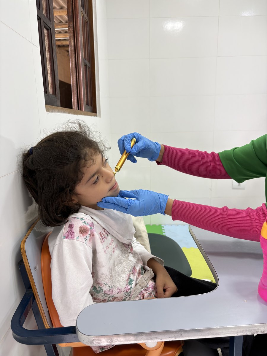 Atendimento de fonoaudiologia na Hippus Aldeia: fonoaudióloga ofertando alimento a uma criança