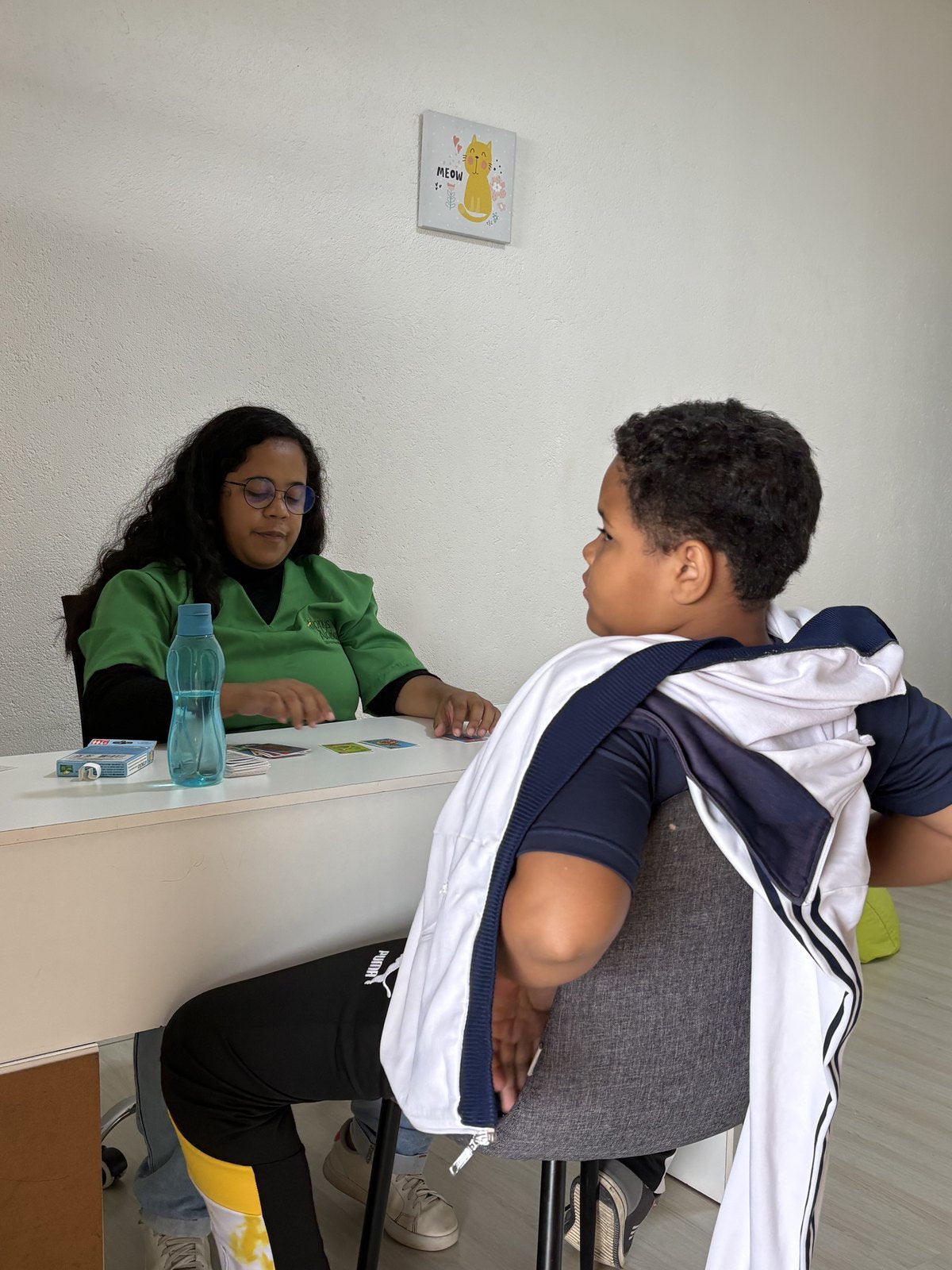 Sessão de psicoterapia na Hippus Aldeia: terapeuta e adolescente em atendimento