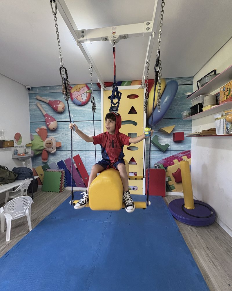 Criança em atendimento terapêutico com equipamento de integração sensorial na Hippus Aldeia